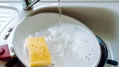 You’ve Probably Rinsed a Hot Pan With Cold Water: Here’s Why You Shouldn’t Do It Anymore