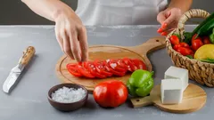 Why You Should Salt Tomatoes Only Right Before Serving: The Rule That Changes a Salad’s Flavor